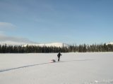 Petr proráží panenskou stopu na jezeře Pyhäjärvi