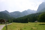 U parkoviště (753 m.n.m.) - vyrážíme. Alpspitze je vrchol uprostřed mírně vpravo.