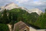 Pohled na Alpspitze (vlevo) a Zugspitze (vpravo) z Kreuzecku (střecha je od hromadné ubytovny; 1652 m.n.m.)