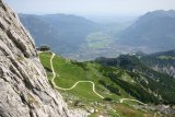 Již na ferátě: Garmisch-Partenkirchen v údolí, vlevo Osterfelderkopf, vpravo zalesněný Kreuzeck Haus.