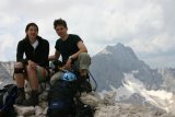 Gábina a Petr, hrdinové příběhu, na Alpspitze (2629 m.n.m). V pozadí Zugspitze.