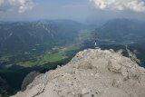Vrcholový kříž na Alpspitze, pod ním Garmisch-Partenkirchen