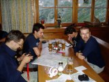 Na Gießener Hütte - plánování se sklenicí Radlera (Radek, Martin, Petr, Michal)
