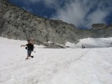 Petr běží dolů po sněhovém poli