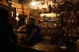 Koločava - Vasil u baru v restauraci četnické stanice