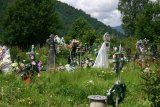 Koločava - hřbitov plný umělohmotných kytek