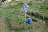 Koločava - hrob Nikoly Šuhaje s modrým kbelíkem