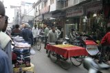 Dillí - Main Bazaar na Pahargandži - plná krámků, chodců, rikš, pojízdných prodavačů, krav, motorek