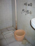 Záchod - koupelna v hotelu Vík - prosté, ale alespoň na místní poměry čisté