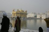 Amritsar - Zlatý chrám obklopený posvátnou vodou