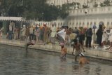 Amritsar - každý Sikh se očišťuje v posvátné vodě koupelí
