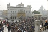 Amritsar - řada čekajících a poslouchajících před chrámy