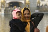 Amritsar - Indická žena s dítětem před chrámem