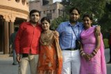 Amritsar - Indové se rádi fotí s bělochy, my jsme si na oplátku fotili je. Dva šťastné manželské páry.