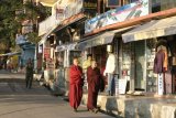 McLeod Ganj - uličky města, korzující mniši