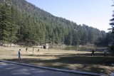 McLeod Ganj - jezero Dál, kluci tu krají kriket, nejoblíbenější hru v Indii