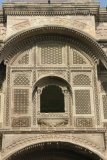 Jodhpur - bohatě vyřezávaná a zdobená okna