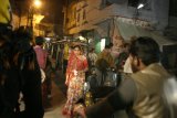 Jodhpur - dopravní zácpa ve večerní uličce