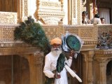 Jaisalmer - prodavač výrobků z pavích per