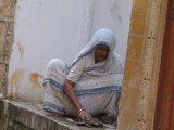 Jaisalmer - žena-muž uklízí na zápraží