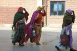 Jaisalmer - Indy, stále ještě si částečně zakrývají obličej