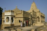 Velbloudi - džinistický chrám za městem