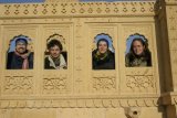 Velbloudi - Michal, Petr, Gábina a Olča v oknem džinistického chrámu
