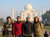 Agra - Petr, Gábina, Michal a Olča před Taj Mahalem