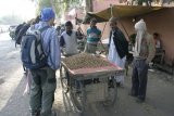 Agra - pouliční prodavač oříšků