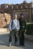 Agra - Michal a Sikhský voják před pevností