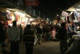 Agra - ulička prodejců oděvů ve starém městě