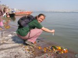 Váranásí - Olča si nabrala vodu z Gangy pro pozorování pod mikroskopem