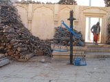 Váranásí - zásoby dřeva u spalovacího ghátu