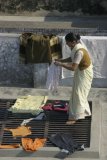 Váranásí - život na střechách - Indka věší prádlo