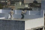 Váranásí - život na střechách - kluci trénují kriket