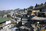 Darjeeling - na svazích jsou výstavní domy i chudé baráky