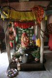 Darjeeling - oltářní socha a dary bohům