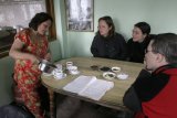 Darjeeling - nadšená paní, která nás zatáhla do domečku, vyprávěla nám o vaření čaje, sběru a kvalitě (Olča, Gábina, Michal)