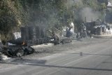 Darjeeling - ruční asfaltování silnice - v sudech se taví asfalt, v ošatce nosí, prkýnkem vyrovnává