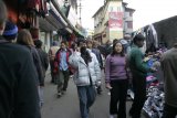 Darjeeling - nákupní ulička s textilem