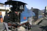 Darjeeling - Toy train vybudovaný Brity dodnes jezdí. Parní verze jako atrakce pro turisty, dieselová lokomotiva jako regulérní doprava.