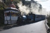 Darjeeling - Toy train mnohokrát přejíždí silnici, koleje vedou v těsné blízkosti domů, chrámů a obchodů