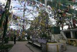 Darjeeling - Observation Hill je spíše hinduistické místo, ale budhistické modlitební praporky tu vlají všude