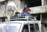 Darjeeling - Michal nandavá naše batohy na střechu jeepu, který nás pak (9 dospělých, 6 dětí) poveze do Kalkaty
