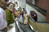 Kalkata - mnoho návštěvníků z řad Indů vidělo poprvé jezdící schody a báli se na ně vlézt.