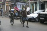 Kalkata - ruční rikšák se zákaznicí