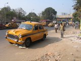 Kalkata - standardní taxi - žlutý Ambassador s pruhem