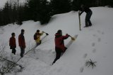 Vytváření blohu sněhu na testování jeho sklonu přeměnit se v lavinu (Honza, Petr, Eva, Karel, Petr)
