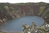 Kerid - explozivní kráter zatopený vodou (nedaleko Selfossu)