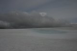 V sedle mezi ledovci - povrch ledovce, obloka a mlha z údolí splývají